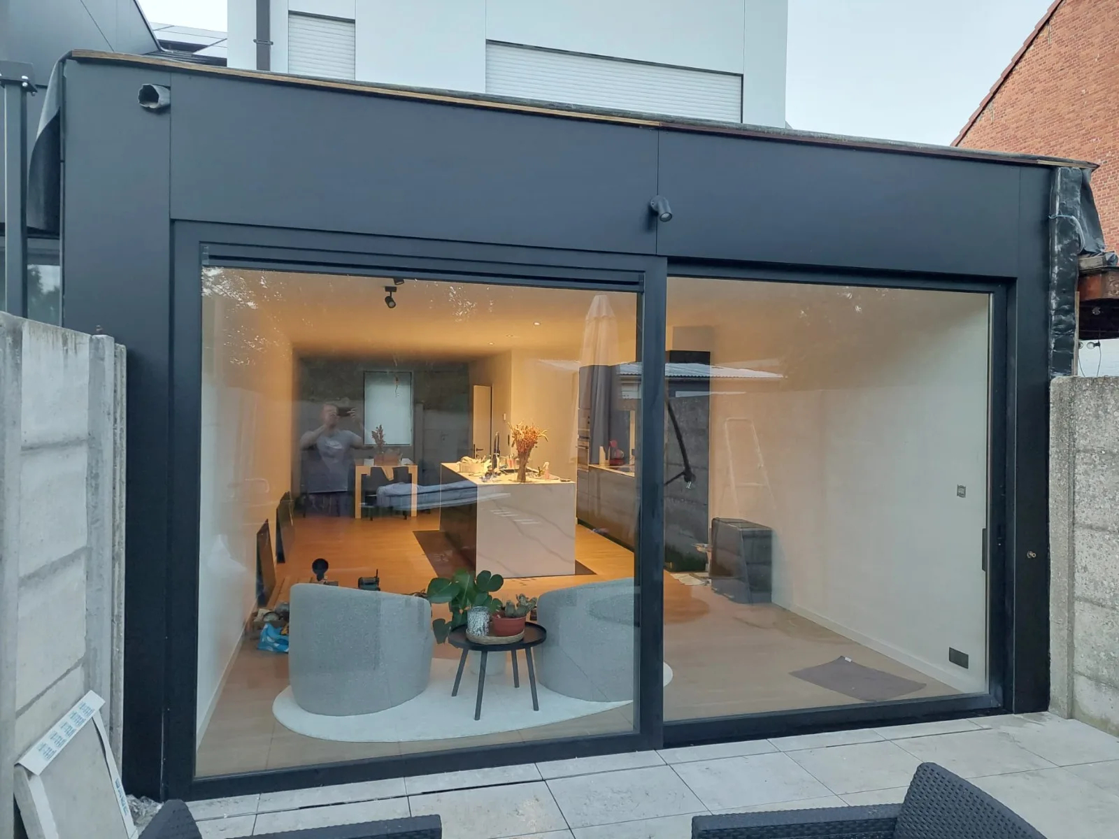 Afgewerkte aanbouw met grote schuifdeuren — totaalrenovatie Antwerpen