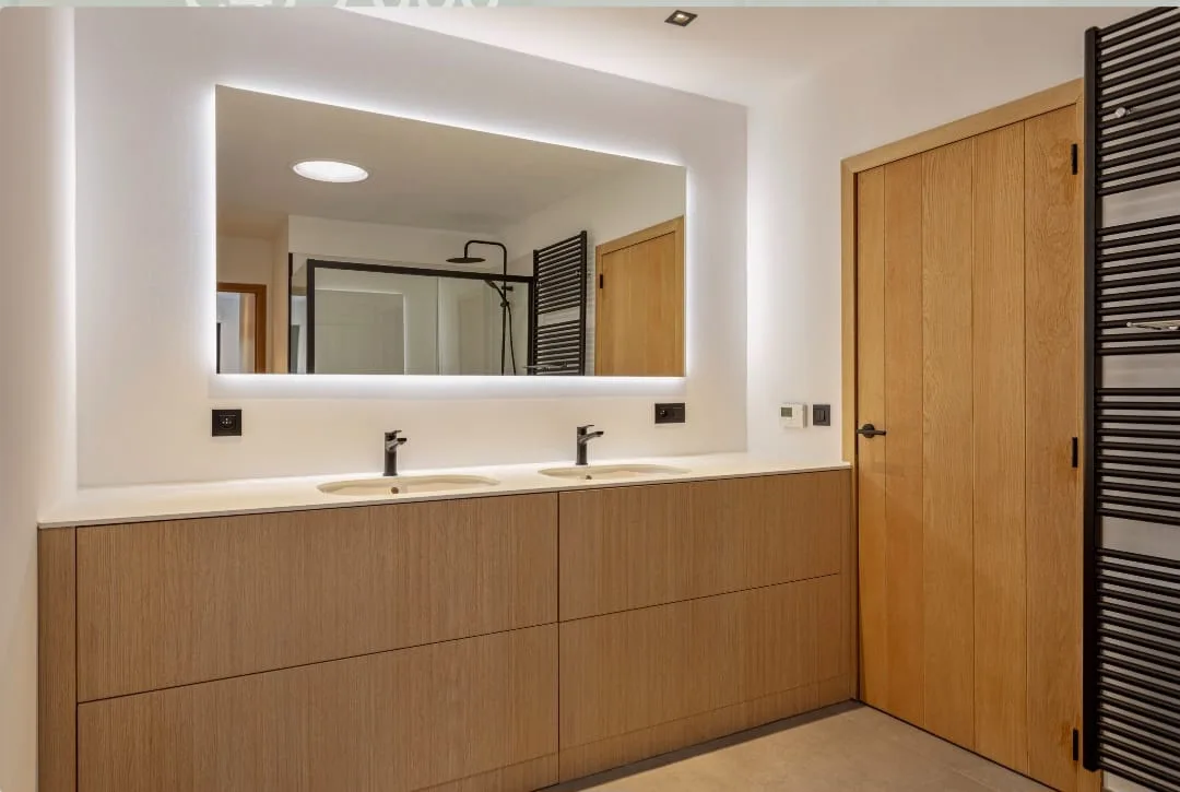 Afgewerkte badkamer met LED-spiegel — recent project