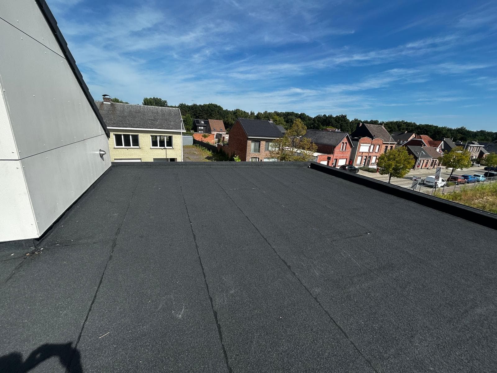 Afgewerkt plat dak met bitumen dakbedekking