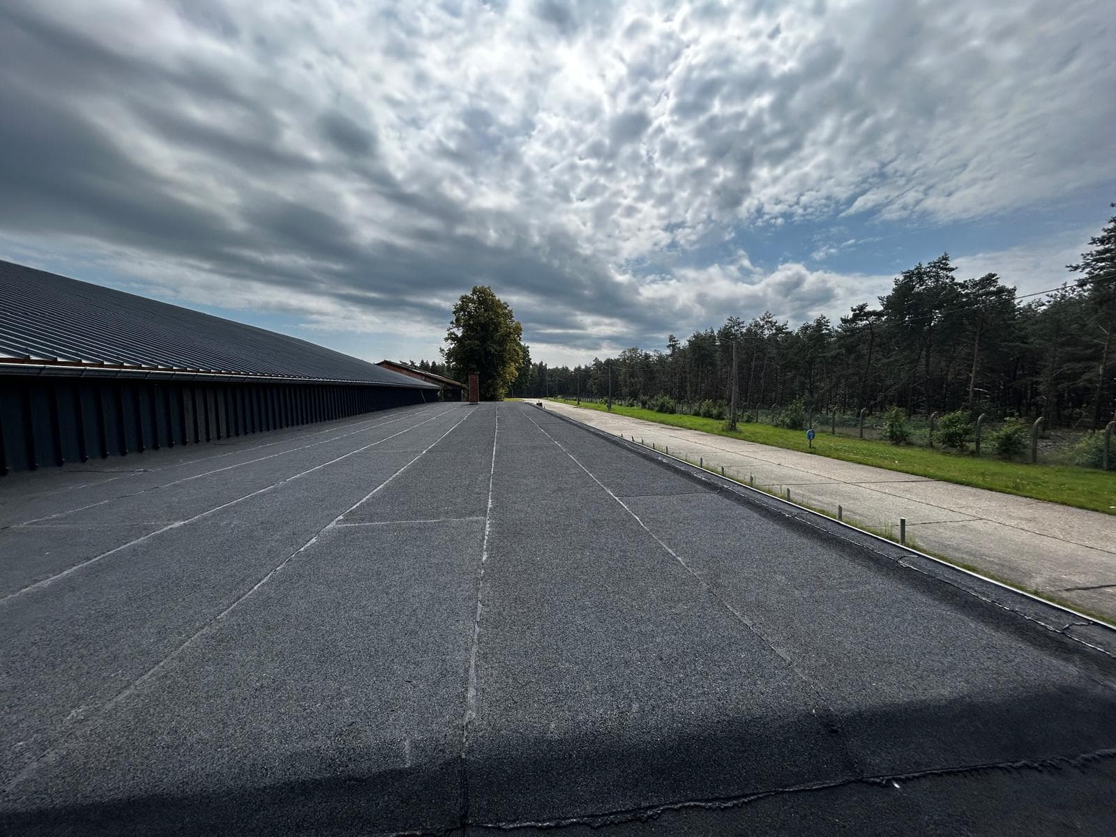 Geïsoleerd plat dak met nieuwe dakbedekking