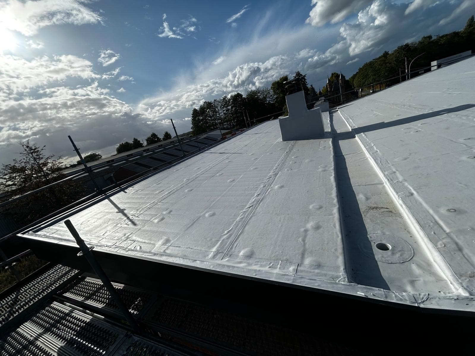 Nieuw PVC plat dak onder blauwe lucht