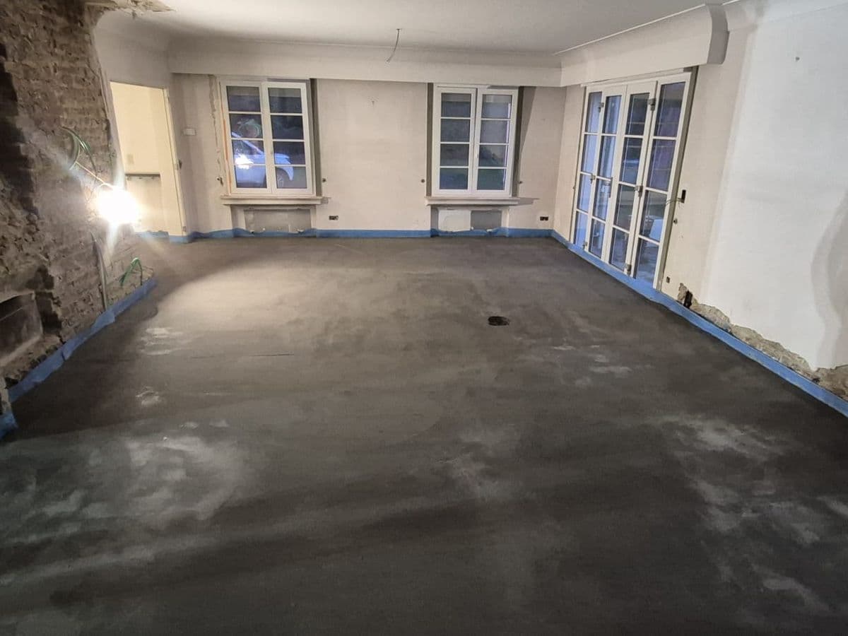 Woonkamer in renovatie met een nieuwe chape