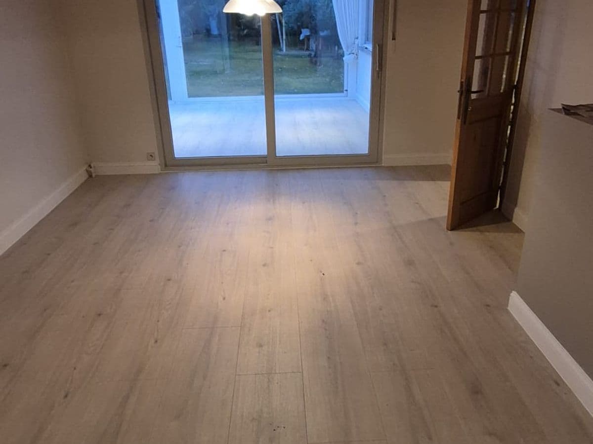 Woonkamer met nieuwe laminaatvloer